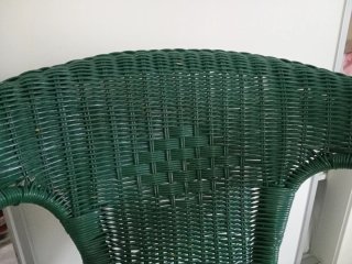 Sillón de mimbre verde con cojín amarillo
