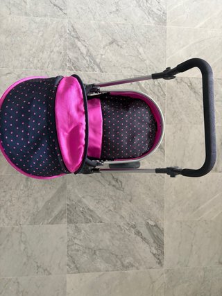 Capazo de juguete rosa y negro