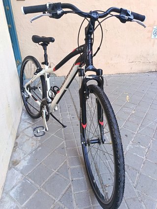 Bicicletta da trekking Monty TK7 bianca