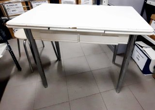 Mesa cocina con 2 sillas y taburete