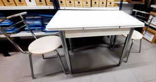 Mesa cocina con 2 sillas y taburete