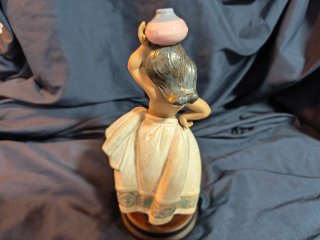 Oferta Figura de porcelana mujer con jarrón