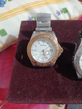 Reloj Invicta Dorado y Plateado