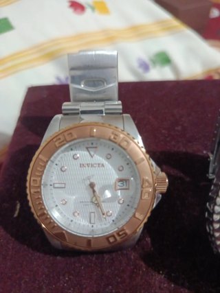 Reloj Invicta Dorado y Plateado