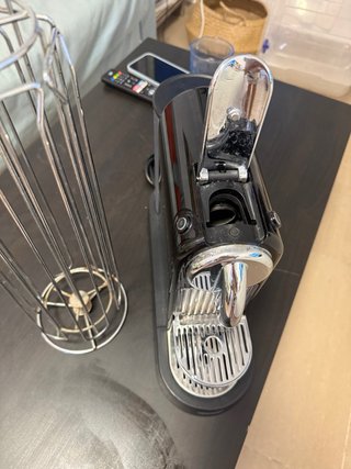 Cafetera Nespresso DeLonghi + soporte de cápsulas