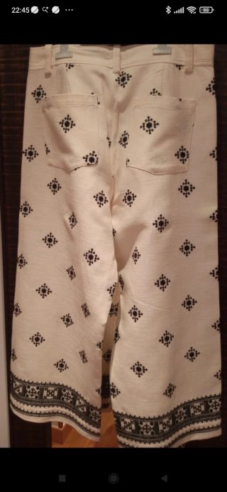 Pantalón Zara blanco bordado geométrico