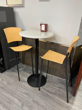 Mesa alta y 2 taburetes