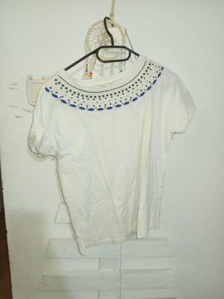 Camiseta mujer bordada cuello