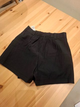 Falda pantalón negra con bolsillos