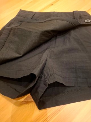 Falda pantalón negra con bolsillos