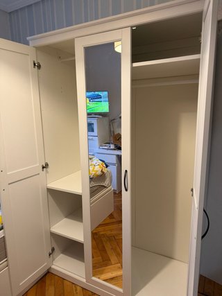 Armario IKEA blanco con espejo