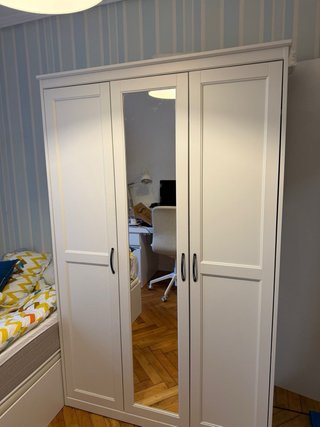 Armario IKEA blanco con espejo