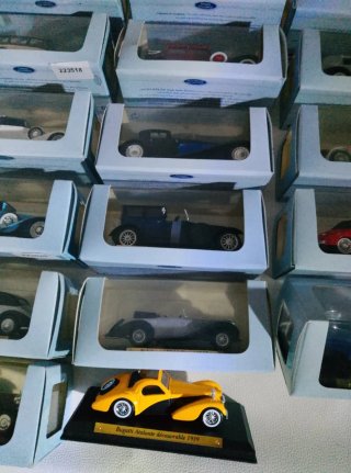 Collezione auto d'epoca in Metallo
