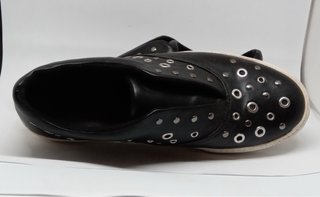 Zapatilla negra con tachuelas