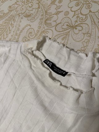 Top blanco de manga corta acanalado