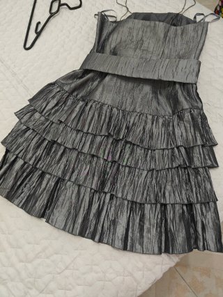 Vestido de fiesta plateado con cinturón