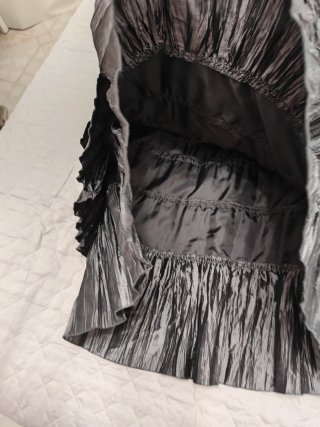 Vestido de fiesta plateado con cinturón