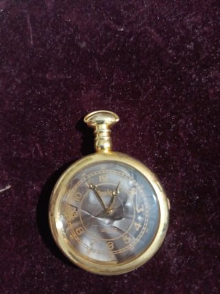 Reloj de bolsillo dorado