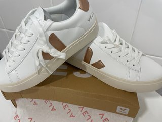 Zapatillas Veja Blancas y Doradas Talla 41