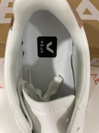 Zapatillas Veja Blancas y Doradas Talla 41
