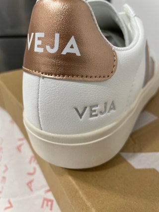 Zapatillas Veja Blancas y Doradas Talla 41