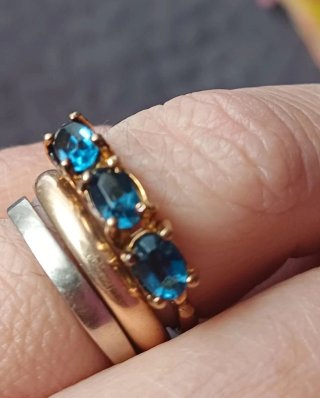 Anello vintage oro con pietre blu topazio