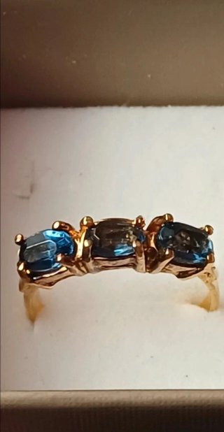 Anello vintage oro con pietre blu topazio