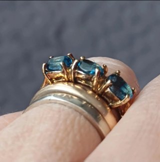 Anello vintage oro con pietre blu topazio