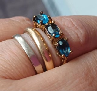 Anello vintage oro con pietre blu topazio