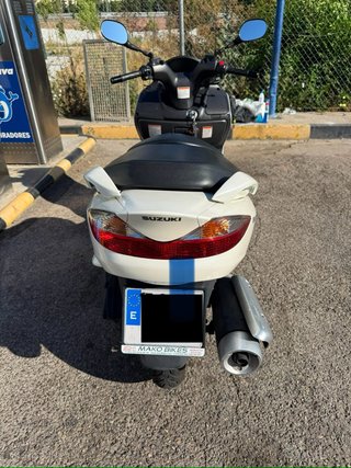 Suzuki Burgman 125cc con Manta Tucano y Cascos