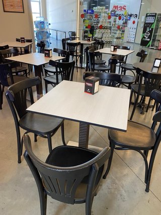 Lote 5 mesas y 26 sillas para bar o restaurante