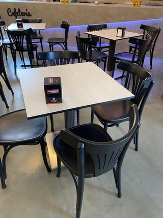 Lote 5 mesas y 26 sillas para bar o restaurante