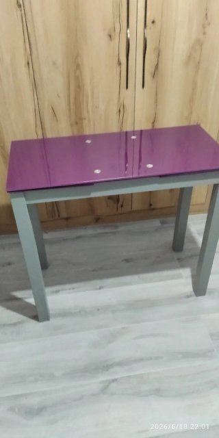 Mesa de cocina cristal morado y metal