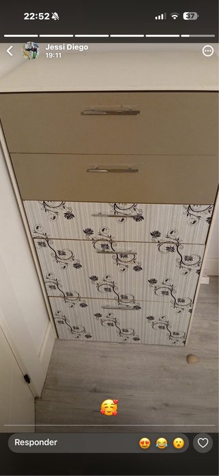 Cómoda alta de madera beige y marrón