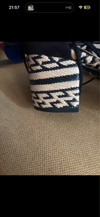 Sandalias con pompones y cordones