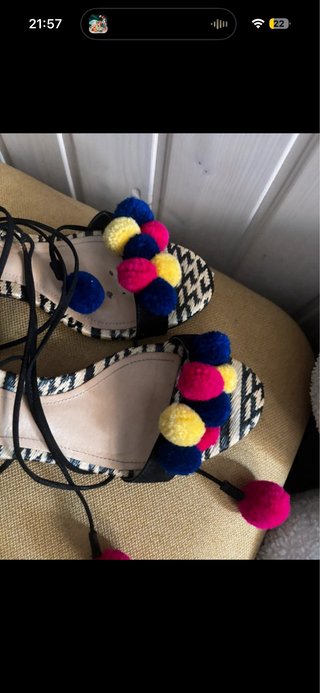 Sandalias con pompones y cordones