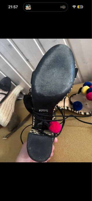Sandalias con pompones y cordones