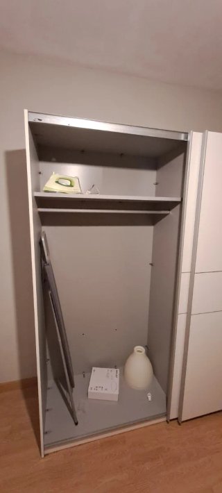Armario blanco de madera