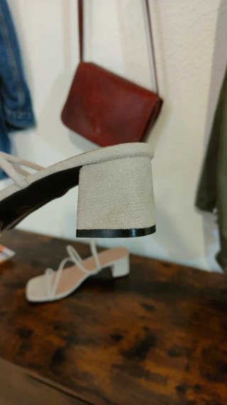 Sandali con tacco beige e bianchi