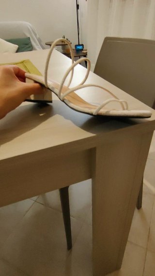Sandali con tacco beige e bianchi