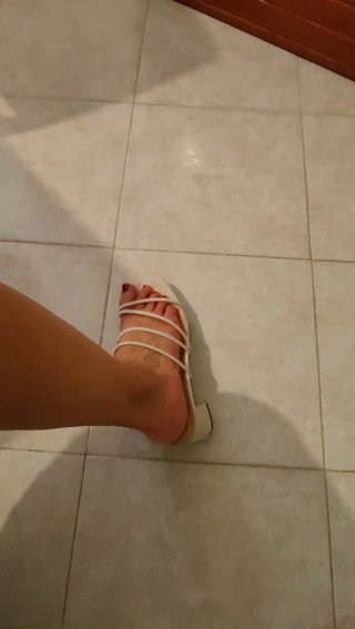 Sandali con tacco beige e bianchi
