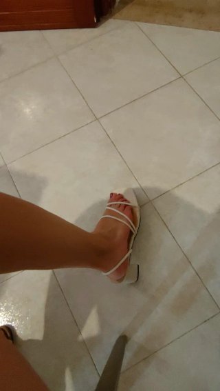 Sandali con tacco beige e bianchi