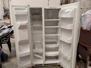 Frigorífico blanco con dispensador