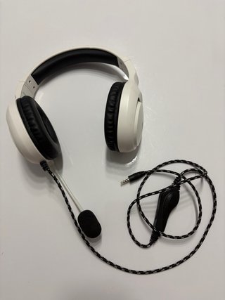 Auriculares blancos y negros con micrófono