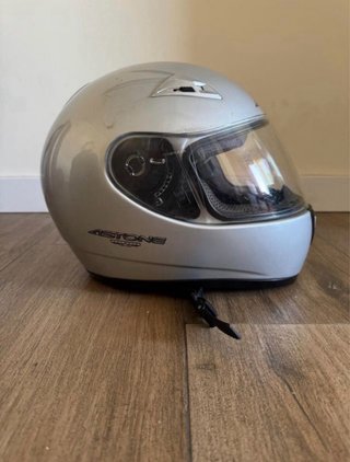 Casco de moto plateado