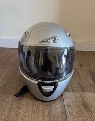 Casco de moto plateado