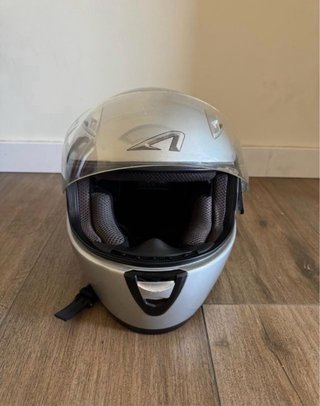 Casco de moto plateado
