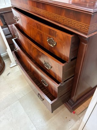 Cómoda de madera noble
