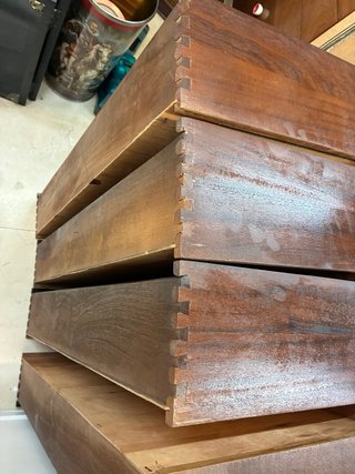 Cómoda de madera noble