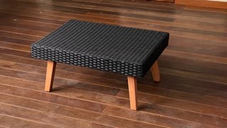 Mesa de centro de ratán y madera.
